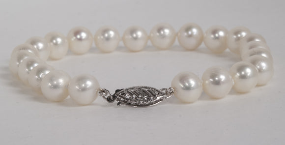 Freshwater 
Cultured Pearl
7.5mm
14K White Gold clasp
SKU:PEA-00040